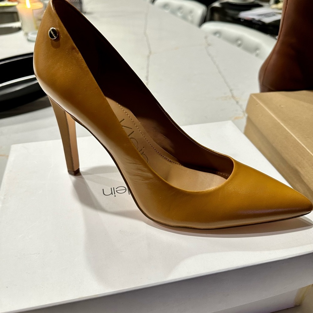 Tan heels😍